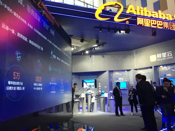 Люди Відвідують Стенд Китайської Електронної Комерції Гігант Алібаба Групи Під — стокове фото