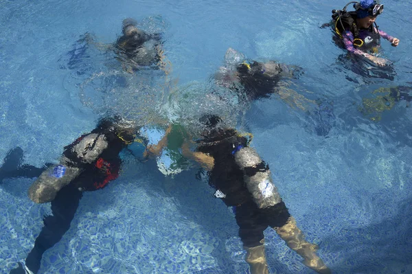 8月7日 在中国重庆一家潜水俱乐部 配备潜水装备的年轻人在游泳池里打麻将 在游泳池里降温 — 图库照片