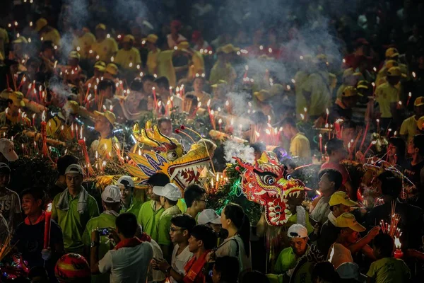 2016년 15일 광동성 광저우 시에서 중추절을 축하하기 연예인들이 주민들이 촛불과 — 스톡 사진