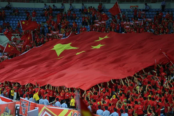 Chinese Football Fans Pass Giant National Flag Show Support China — Stock Photo, Image