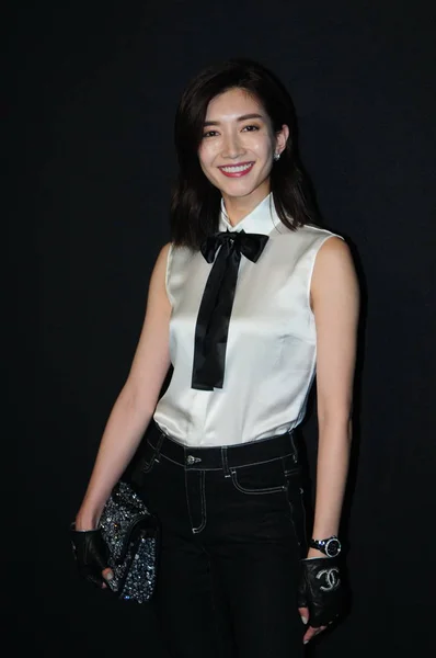 2016年8月16日 中国女星姜树英在中国上海举行的香奈儿 J12Xs 腕表发布会上摆姿势 — 图库照片