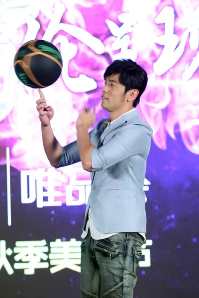 Ταϊβανικό Τραγουδιστή Jay Chou Δείχνει Τις Ικανότητές Μπάσκετ Μια Διαφημιστική — Φωτογραφία Αρχείου