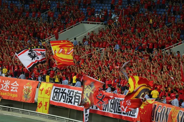 Kinesiska Fotbollsfans Ropa Slagord För Att Visa Stöd För Kina — Stockfoto