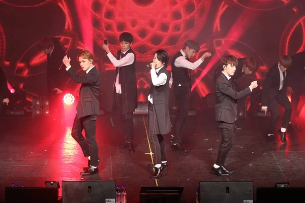 Členové Skupiny Jihokorejské Chlapec Sedmnáct Provádět Jejich Koncertě Taipei Tchaj — Stock fotografie