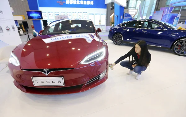 Женщина Китаянка Обслуживает Электромобиль Tesla Model Выставке Городе Чэнду Провинция — стоковое фото