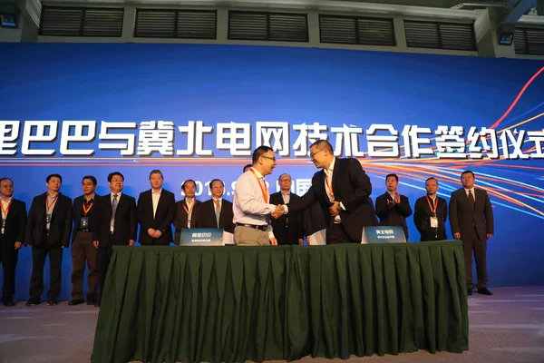 アリババグループと州のグリッド Jibei の代表は Zhangbei 郡のアリババの Zhangbei データセンターの技術協力の合意に署名した後 手を振った 中国の河北省 Zhangjiakou — ストック写真