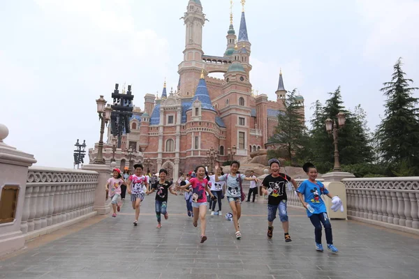 Νέοι Επισκέπτες Διασκεδάζουν Στην Disneyland Shanghai Στο Shanghai Disney Resort — Φωτογραφία Αρχείου