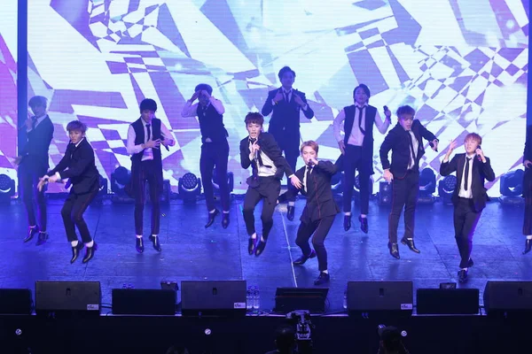 Mitglieder Der Südkoreanischen Boygroup Treten Bei Ihrem Konzert Taipeh Taiwan — Stockfoto