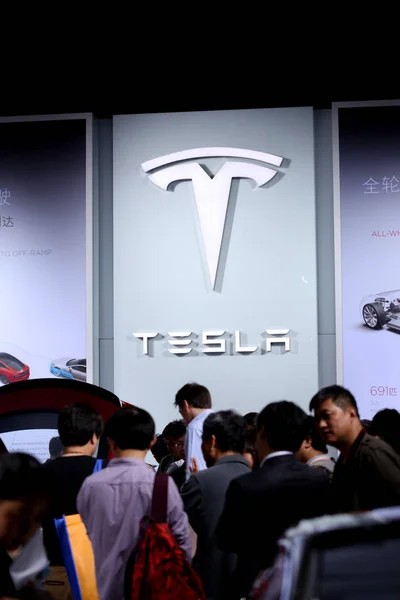 Людей Відвідати Стенд Тесла Під Час Шанхай Міжнародного Автомобільної Промисловості — стокове фото