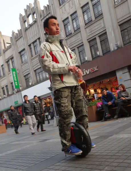 Hombre Chino Monta Scooter Eléctrico Autoequilibrado Una Carretera Ciudad Wenzhou — Foto de Stock