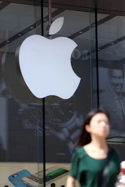 Peatón Pasa Por Una Apple Store Shanghái China Agosto 2015 — Foto de Stock