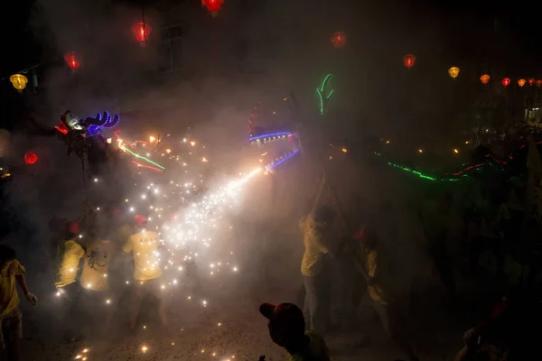 Gli Animatori Cinesi Eseguono Una Danza Del Drago Fuoco Celebrare — Foto Stock