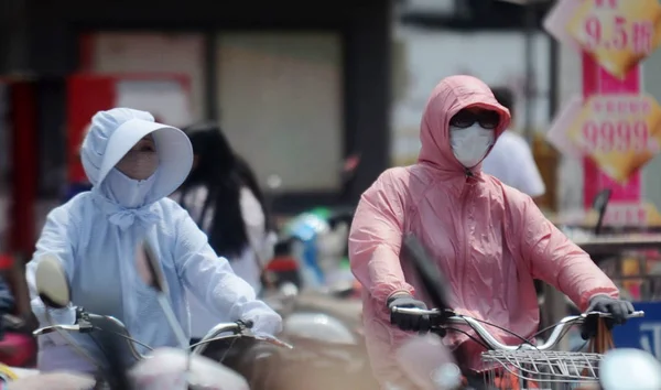 Des Cyclistes Chinoises Portant Des Lunettes Soleil Des Sweats Capuche — Photo