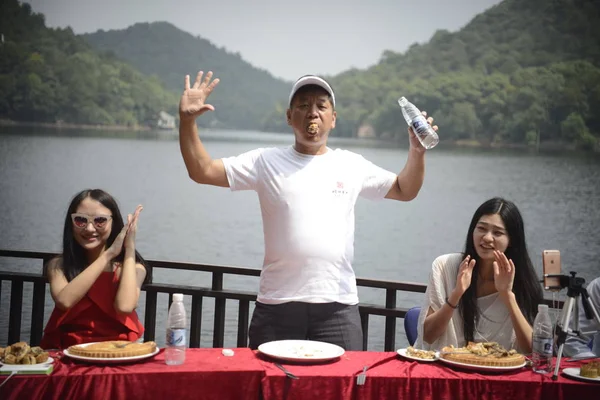 Chiński Człowiek Pan Yizhong Centrum Kończy Się Dwa Kilogram Mooncake — Zdjęcie stockowe