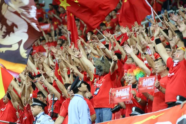Chinese Football Fans Wave National Flags Shout Slogans Show Support — Stock Photo, Image