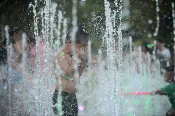 Een Chinese Jongen Speelt Met Water Een Fontein Koelen Een — Stockfoto