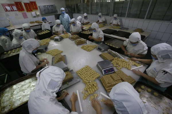 Lavoratori Cinesi Fanno Torte Lunari Prossimo Mid Autumn Festival Uno — Foto Stock