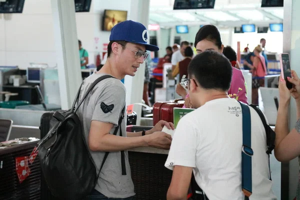 Taiwanese Acteur Wallace Huo Afgebeeld Ngurah Rai International Airport Vóór — Stockfoto