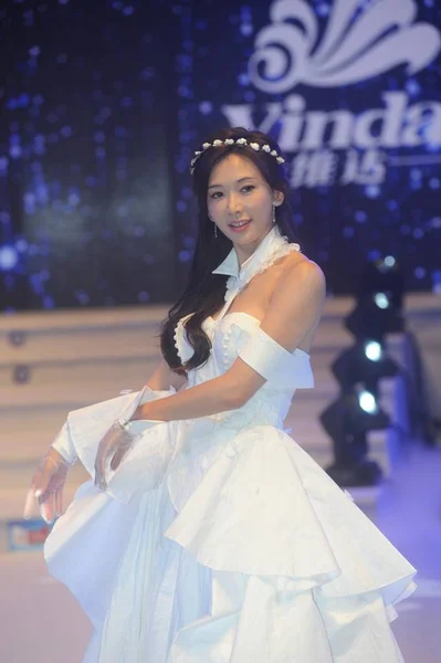 Modelo Actriz Taiwanesa Lin Chi Ling Vestida Con Vestido Papel —  Fotos de Stock