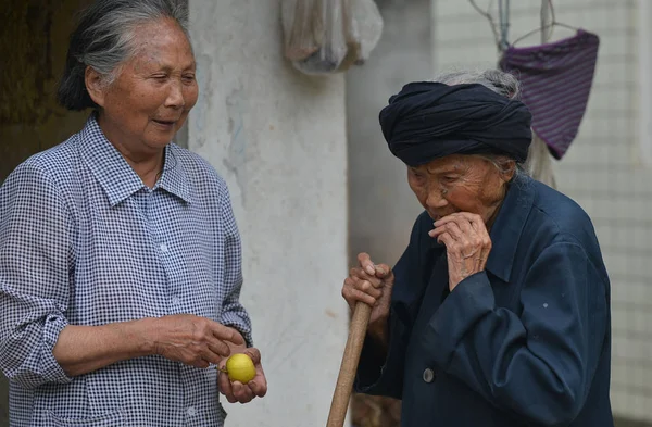 2013年7月17日 中国南西部の四川省成都市シュアンリウ郡の自宅で 世界最年長の女性フー スーチンさん と娘が写真を撮っている — ストック写真