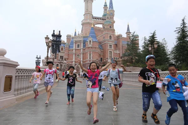 Молодые Посетители Получают Удовольствие Шанхайском Диснейленде Shanghai Disney Resort Пудуне — стоковое фото