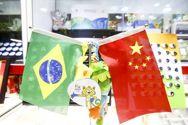 Bandeiras Nacionais Chinesas Brasileiras São Vistas Uma Loja Mercadorias Licenciada — Fotografia de Stock