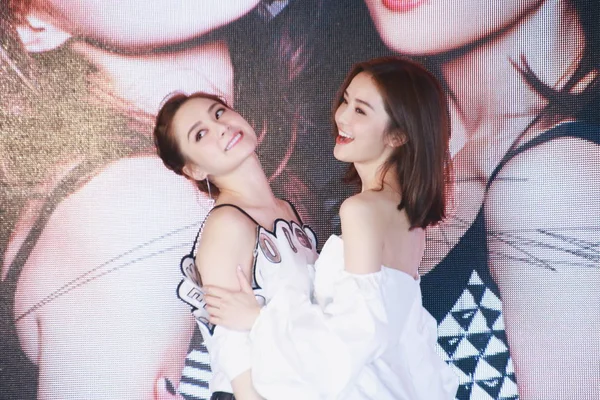 Gillian Chung Vänster Och Charlene Choi Hong Kong Popduon Tvillingar — Stockfoto