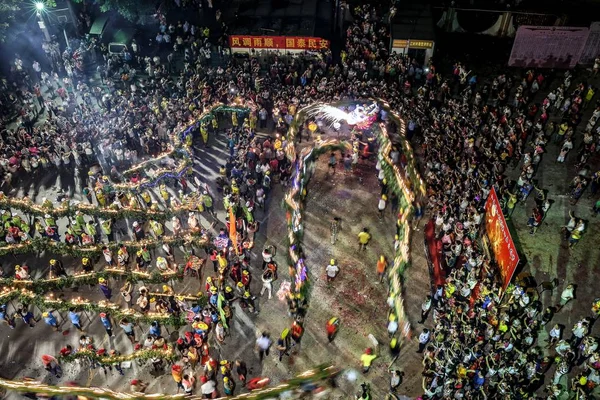 연예인 광저우 중국의 2016에서에서 중순가 축제를 드래곤 — 스톡 사진