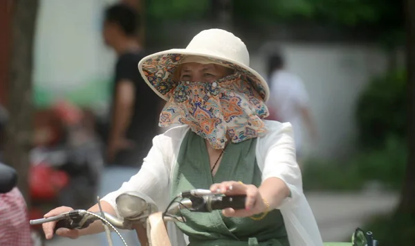 Китаянка Велосипедистка Шляпе Едет Дороге Палящим Солнцем Городе Янчжоу Провинция — стоковое фото