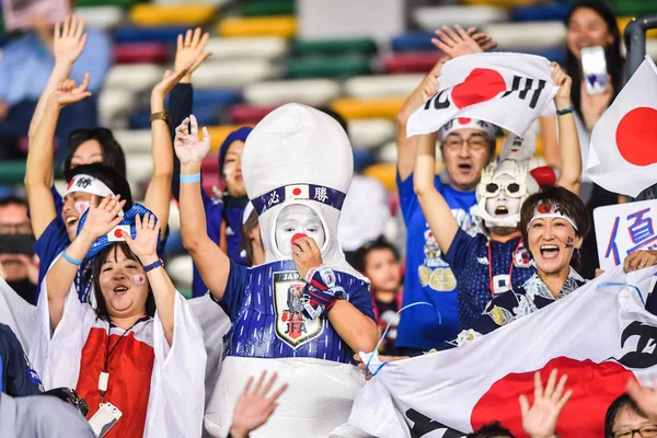 Tifosi Calcio Giapponesi Sventolano Loro Bandiere Nazionali Mostrare Sostegno Alla — Foto Stock