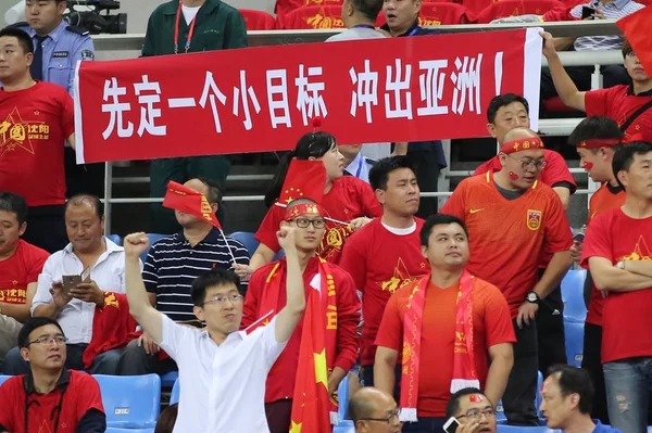 Los Aficionados Fútbol Chino Muestran Apoyo Equipo China Durante Partido — Foto de Stock