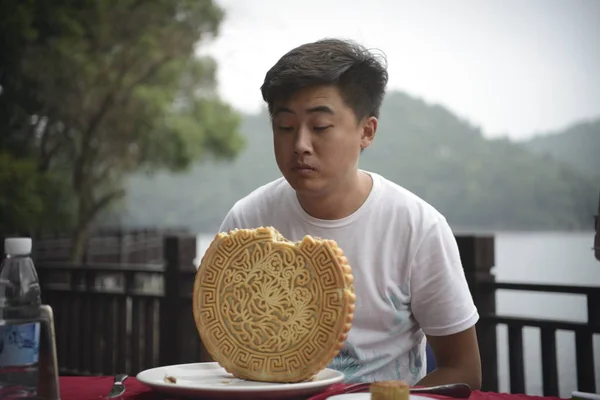 Der Chinese Pan Yizhong Isst Einen Zwei Kilogramm Schweren Mondkuchen — Stockfoto