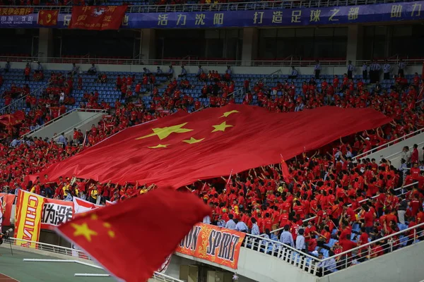 Chinese Voetbalfans Doorgeven Aan Een Gigantische Nationale Vlag Steun Betuigen — Stockfoto