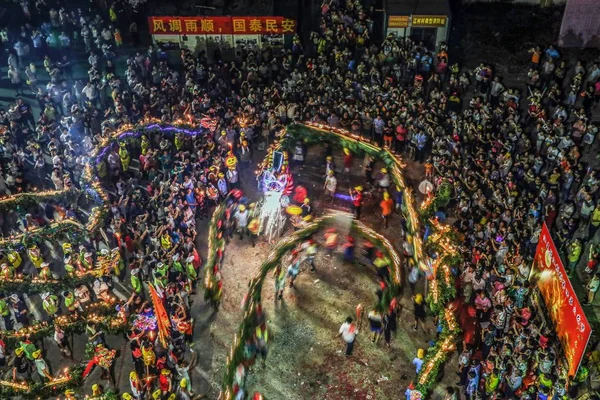 Animadores Chinos Realizan Una Danza Dragón Fuego Para Celebrar Festival —  Fotos de Stock