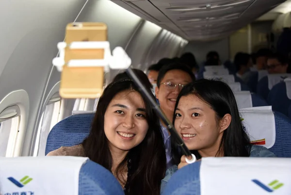 Los Pasajeros Chinos Utilizan Teléfono Inteligente Para Tomar Una Selfie — Foto de Stock
