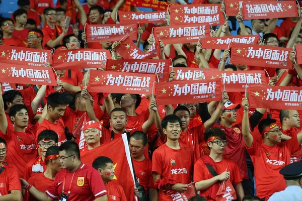 Chinese Football Fans Hold Banners Shout Slogans Show Support China — Stock Photo, Image