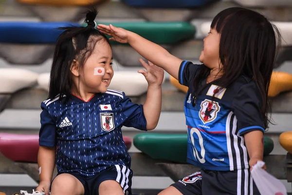 Japán Szurkolók Hullám Nemzeti Zászlók Támogasd Japán Labdarúgó Válogatott Ázsia — Stock Fotó