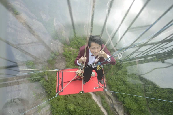 Marido Zhou Wenlong Pendurado Corda Está Sendo Abaixado Durante Sua — Fotografia de Stock