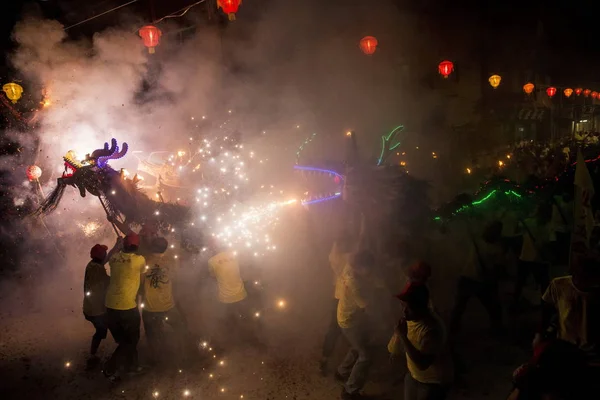 Gli Animatori Cinesi Eseguono Una Danza Del Drago Fuoco Celebrare — Foto Stock