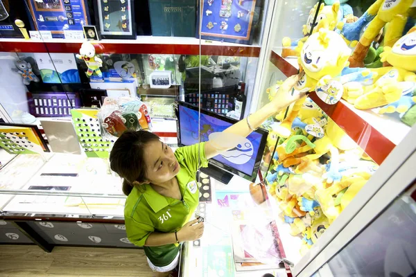 Китайський Працівник Відображає Фаршировані Іграшку Талісман 2016 Ріо Олімпіада Китайському — стокове фото