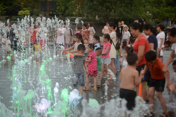 Chinesische Kinder Spielen Mit Wasser Einem Brunnen Zur Abkühlung Einem — Stockfoto