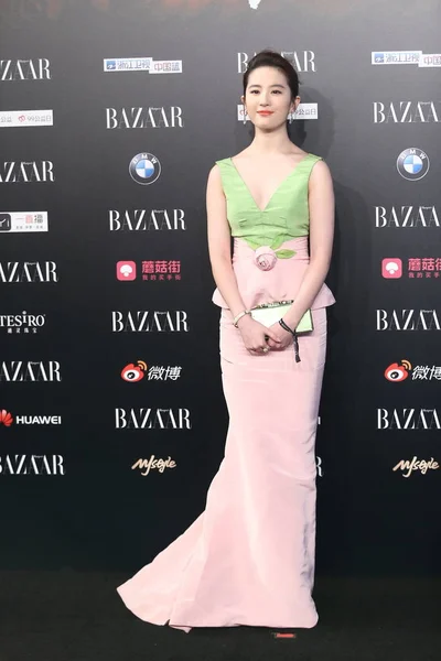 2016 日北京 2016年バザール スター チャリティー夜のガラのレッド カーペットに到着した中国の女優 劉亦菲 — ストック写真