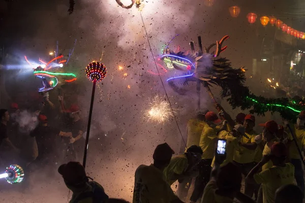 Chińscy Artyści Wykonują Taniec Smoka Ognia Okazji Mid Autumn Festival — Zdjęcie stockowe