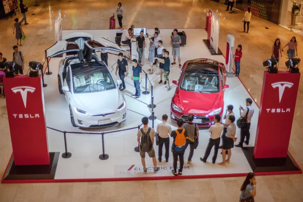 Visitatori Guardano Auto Elettrica Tesla Model Suv Elettrico Model Mostra — Foto Stock