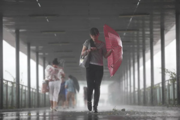 Pendolare Cinese Lotta Con Suo Ombrello Sotto Una Forte Pioggia — Foto Stock