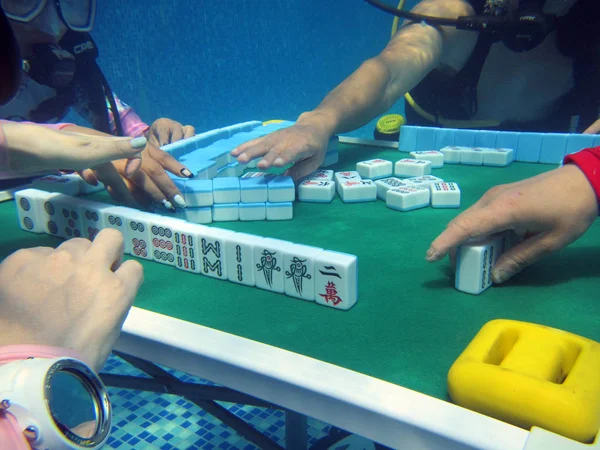 Νέων Κινέζων Εξοπλισμένα Καταδύσεις Εργαλεία Παίξετε Mahjong Υποβρύχια Δροσιστείτε Στην — Φωτογραφία Αρχείου