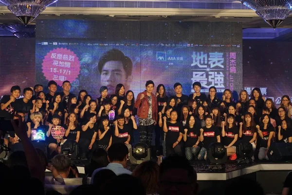 Der Taiwanesische Sänger Jay Chou Mitte Posiert Während Einer Pressekonferenz — Stockfoto