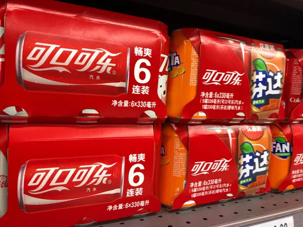 2018 上海のスーパーで販売されてコカ コーラの缶 — ストック写真