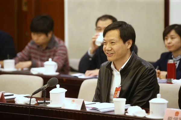 会長兼 Ceo Xiaomi 技術と Kingsoft 社の会長 2019 北京市人民代表大会の 番目のセッション中にパネル ディスカッションに出席します — ストック写真