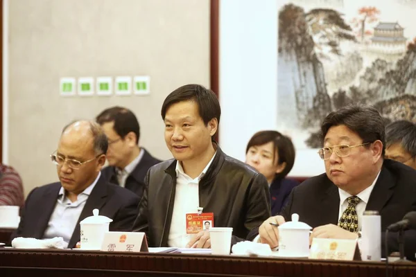 会長兼 Ceo Xiaomi 技術と Kingsoft 社の会長 2019 北京市人民代表大会の 番目のセッション中にパネル ディスカッションに出席します — ストック写真